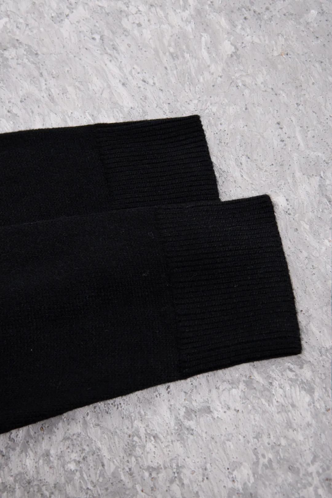 160 Acne Studios' minimalist design has become a new Nordic myth through artistic precipitation and sublimation. The typical cold style design has made fashion people who pursue low-key luxury become his loyal fans. Color: Black ACNE back sweater Fabric: 50% wool knitted fabric is thick and delicate, soft and skin-friendly, with good warmth retention. It can be worn alone or layered in autumn and winter with enough texture. Craftsmanship: The letters on the back are distressed and destroyed. The edges of the letters have a sense of wear. They are not ordinary flat printing. Details: All accessories are customized. The level of fineness can be compared with domestic. Cross-border special Size chart: S (chest 60, clothing length 66, sleeve length 81) M (chest 62, dress length 68, sleeve length 82) L (chest 64, dress length 70, sleeve length 83) 185-190cm, 185 pounds XL